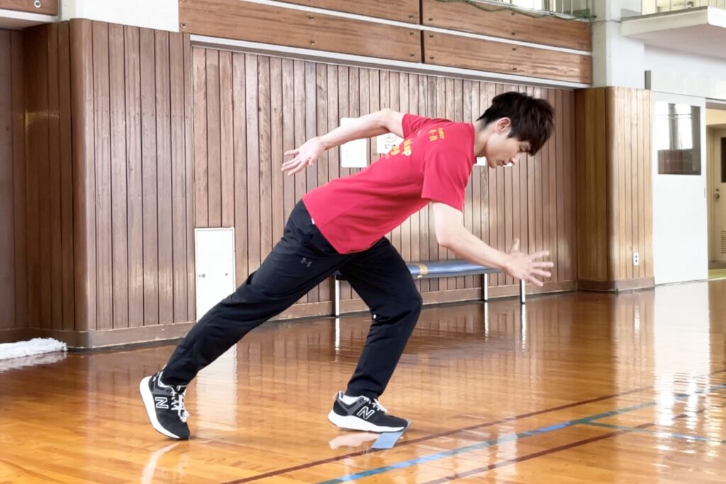 運動会のスタートダッシュで大切な正しいよーいの姿勢をとる大久保先生