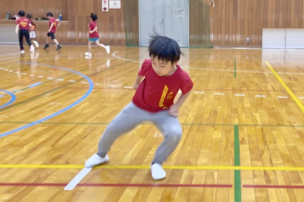 金沢市教室にて、かっこいいフォームで反復横跳びトレーニングを行う小学生男児の子供