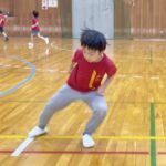 金沢市教室にて、かっこいいフォームで反復横跳びトレーニングを行う小学生男児の子供
