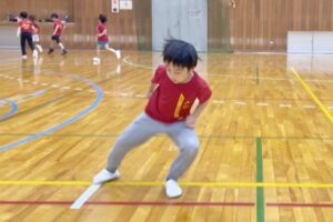 金沢市教室にて、かっこいいフォームで反復横跳びトレーニングを行う小学生男児の子供
