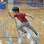金沢市の額谷ふれあい体育館にて、走り方の「スタートダッシュ練習」をかっこいいフォームで行う男児の子供