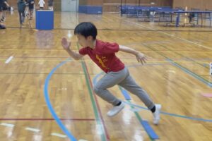 金沢市の額谷ふれあい体育館にて、走り方の「スタートダッシュ練習」をかっこいいフォームで行う男児の子供