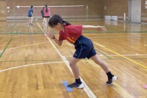 福井市教室にて、短距離走のスタートダッシュ前の「よーいの姿勢」をとる女児の子供