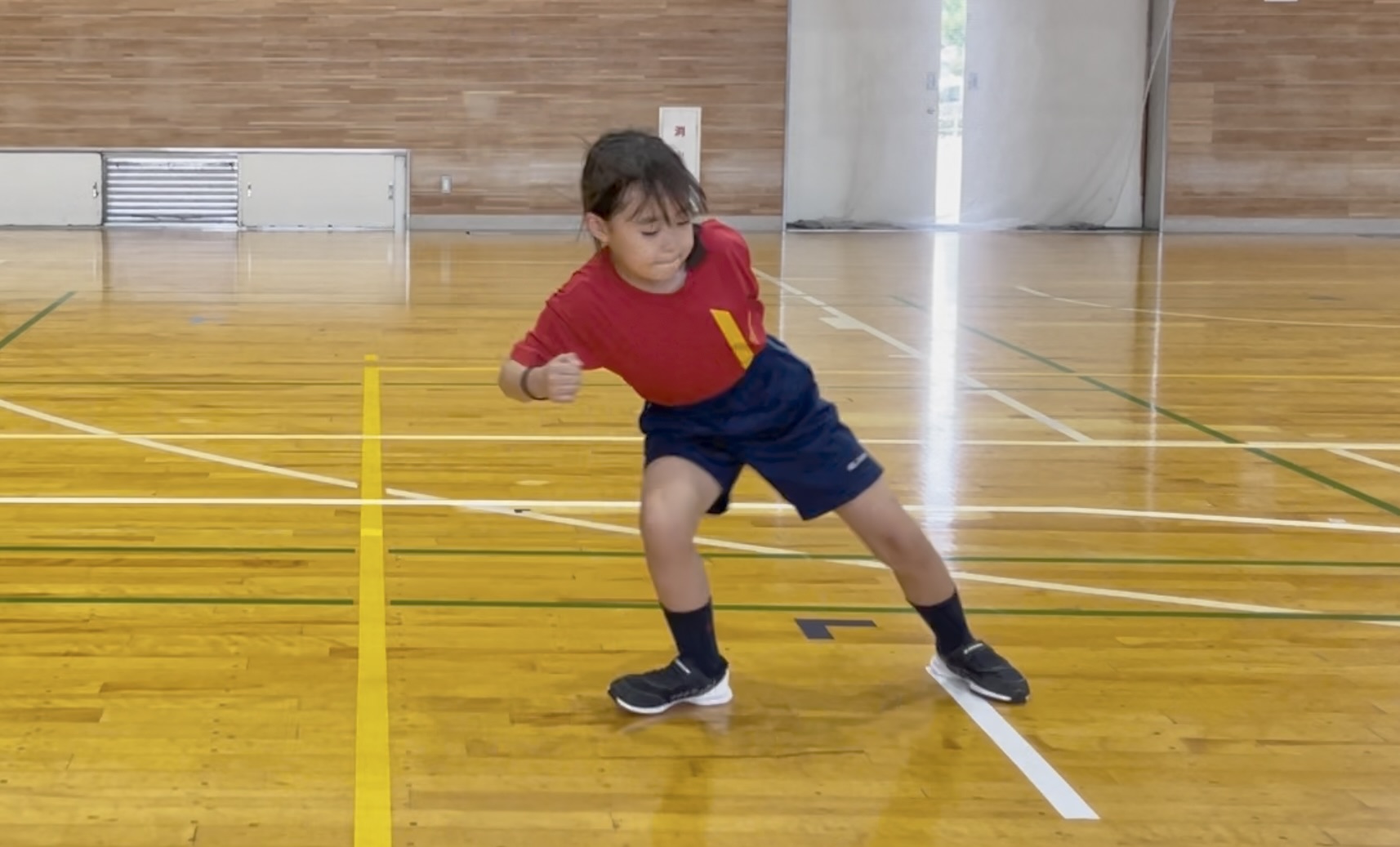 福井市教室にて、かっこいいフォームで反復横跳をする女児の子供