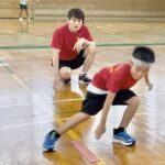 福井市教室にて、ラインタッチ切り返しトレーニングを行う男児の幼児と、それを見守る大久保先生