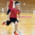 福井市教室にて、満面の笑顔でダッシュをする幼児の男の子