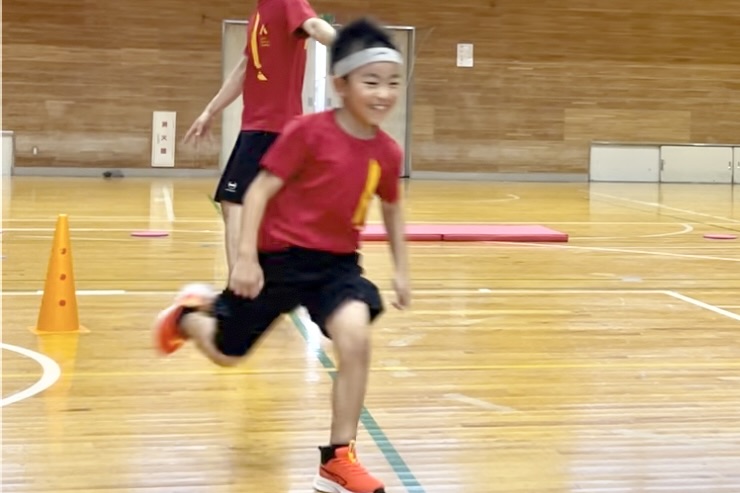 福井市教室にて、満面の笑顔でダッシュをする幼児の男の子