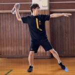 タオルを持ち、ボール投げる構えである「よーいの形」をとる大久保先生